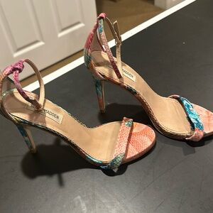 Steve Madden multi color snakeskin 3” heal with anklee strap. Gorgeous!! 7.5
